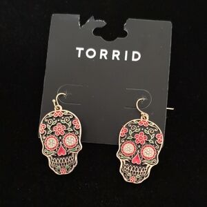 Fantastic Torrid Gold-tone Hanging Skull Earrings w Red Floral Accents Brand New
